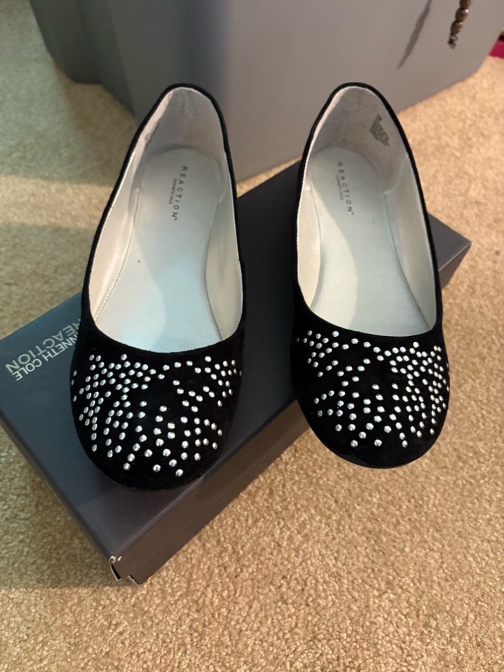 Kenneth Cole Reaction Black Studded Flats      Sz 6.5